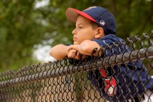 野球のユニフォーム姿の子供